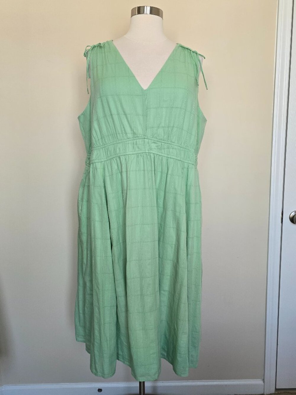 Torrid Plus Size 4 26 Light Green Sleeveless V-Neck Dress With Pockets NWT New